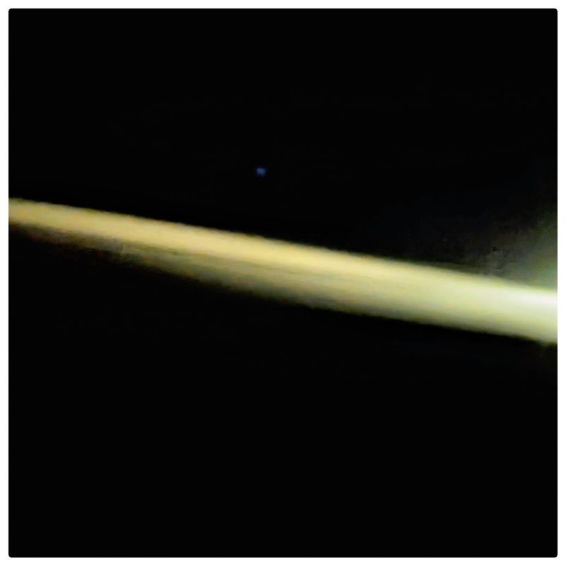 Une Lumière traverse un fond noir