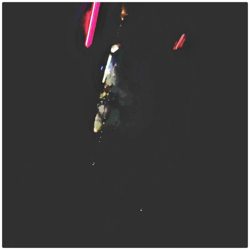 Traits de couleurs sur fonds noirs